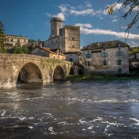 Joli Avec Vue Sur Le Chateau * Bourdeilles